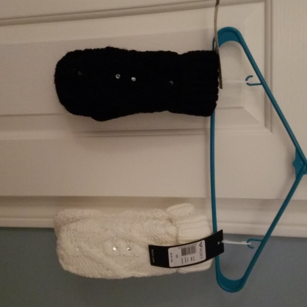 Set of 6 NWT Roxy Mittens - 5 black/1 white